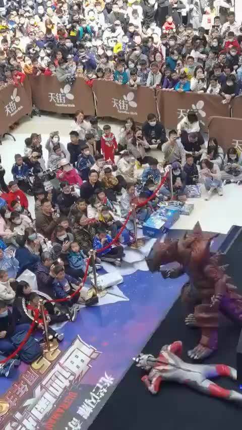 怪兽把奥特曼按在地上打,现在孩子的心田是解体的