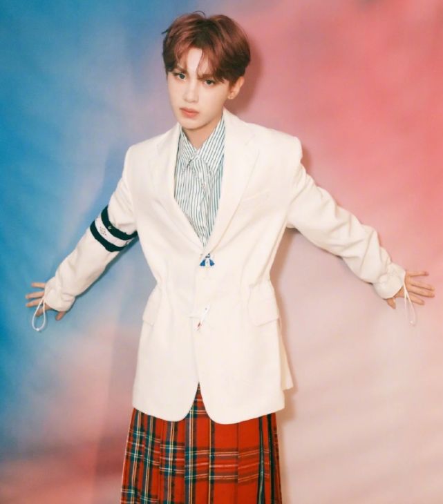 谁说男生穿裙子就是娘?看黄明昊穿苏格兰格纹红裙,雅痞帅气太撩