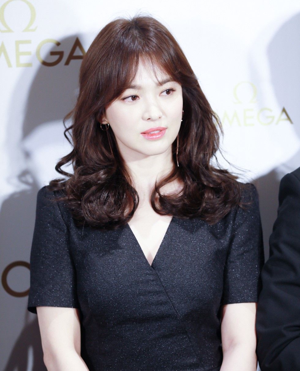 宋慧乔也开始中年发福?穿白裙身材圆润不少,越来越有"贵妇范"