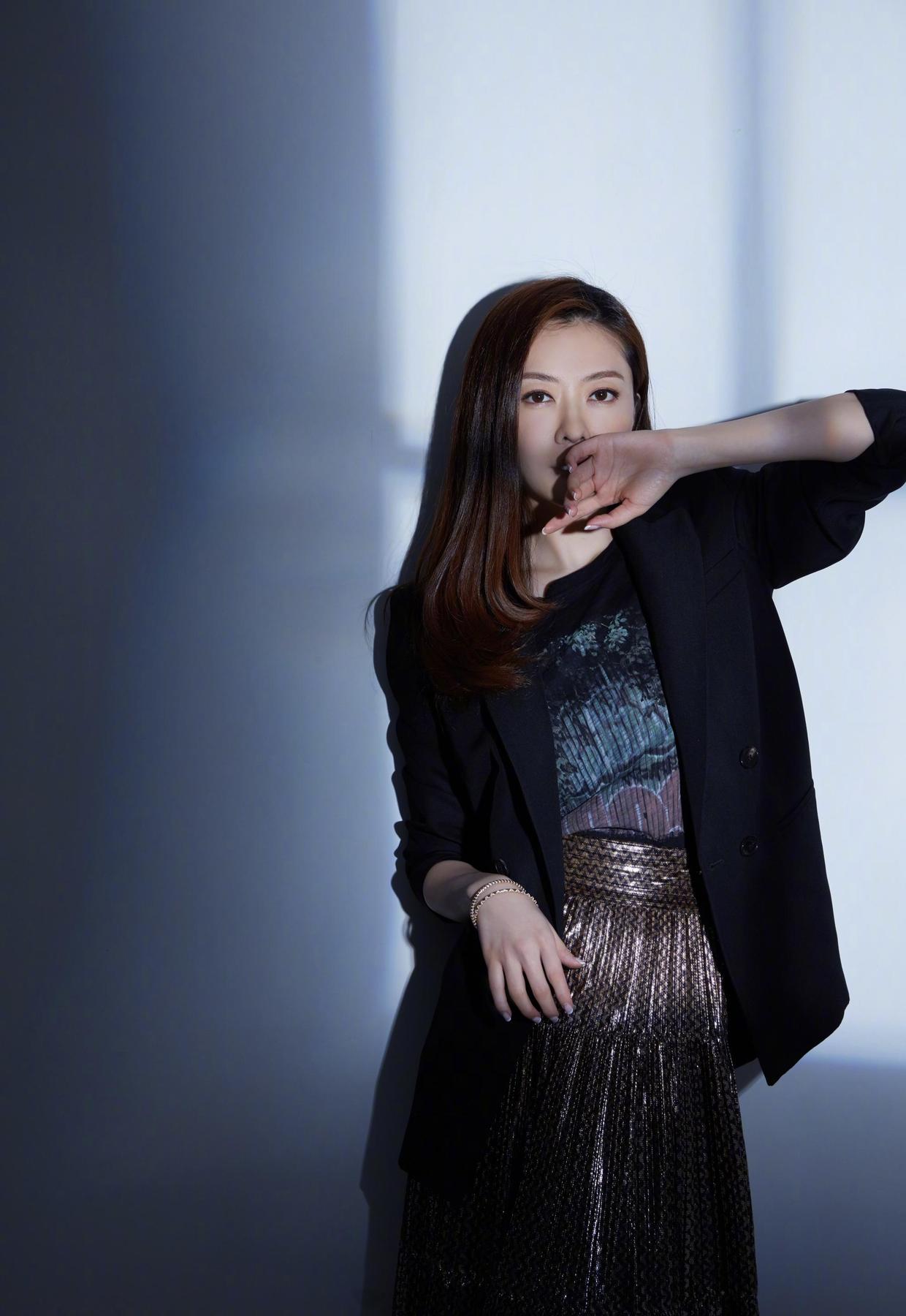 熊黛林拿出超模本领一袭浅粉色抹胸鱼尾裙成熟优雅高挑有型