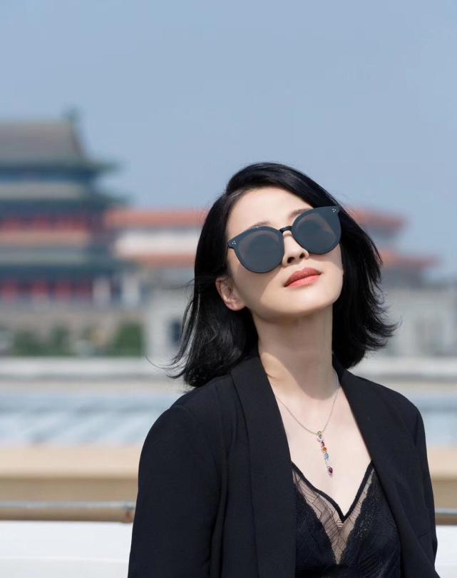 46岁梅婷罕见素颜出镜皮肤白皙发际线却偏高穿t恤有书香门第范