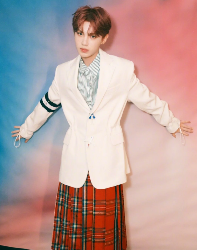 谁说男生穿裙子就是娘看黄明昊穿苏格兰格纹红裙雅痞帅气太撩