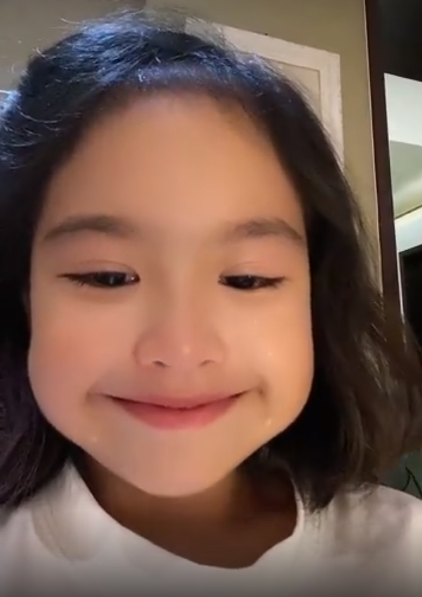 包贝尔女儿罕见露面!年仅6岁先哭后笑秀演技,发量充足不像老爸