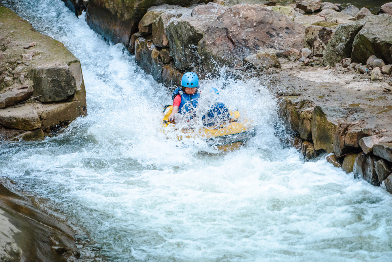 安吉漂流界头牌仙龙峡首推溯溪漂流极限挑战取景地