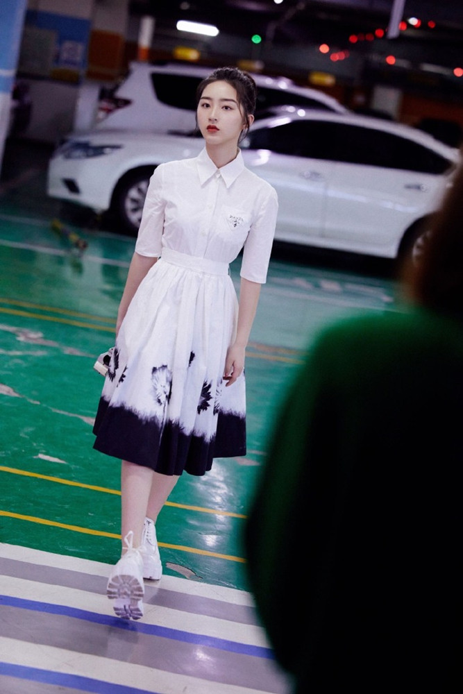 玖月奇迹王小玮身材原来这么好穿衬衫裙短过膝盖小细腿真抢镜