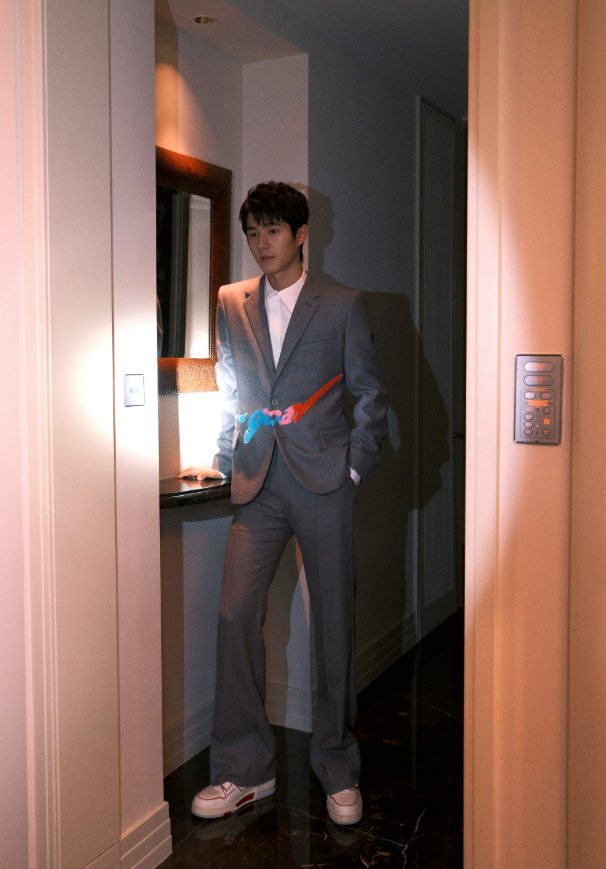 虎牙弟弟刘昊然衬衣西裤演绎氛围感大片清爽少年干净帅气