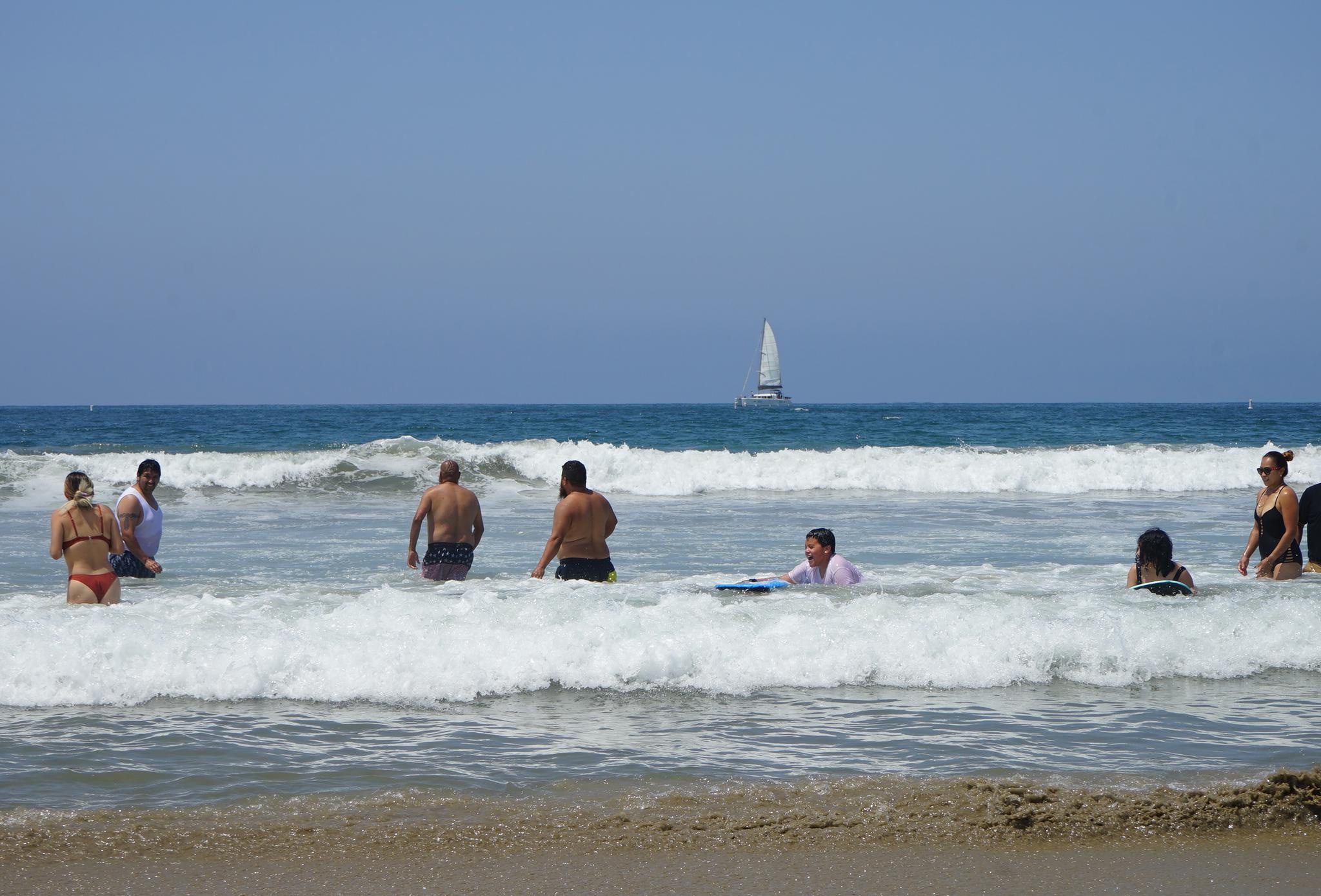 7月11日,人们在美国加利福尼亚州圣莫尼卡海滩消暑.