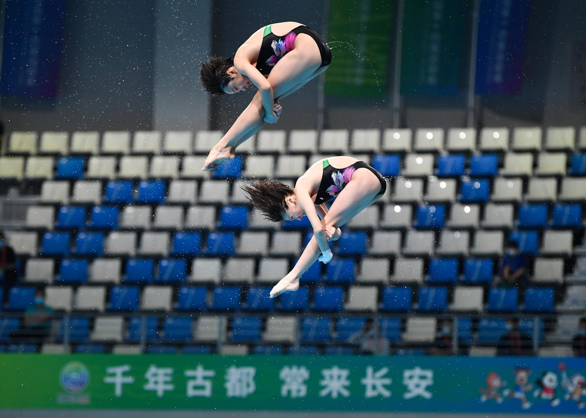 7月12日,湖南队选手李依倩/朱云川在青年组女子双人跳台预赛中.