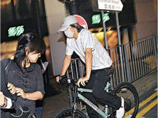 方媛带孩子坐经济舱、周润发坐地铁、星爷骑单车，不是抠门是低调休闲区蓝鸢梦想 - Www.slyday.coM