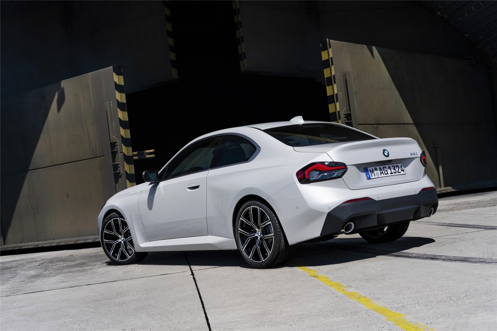 此外bmw220icoupé搭载的是一台2.