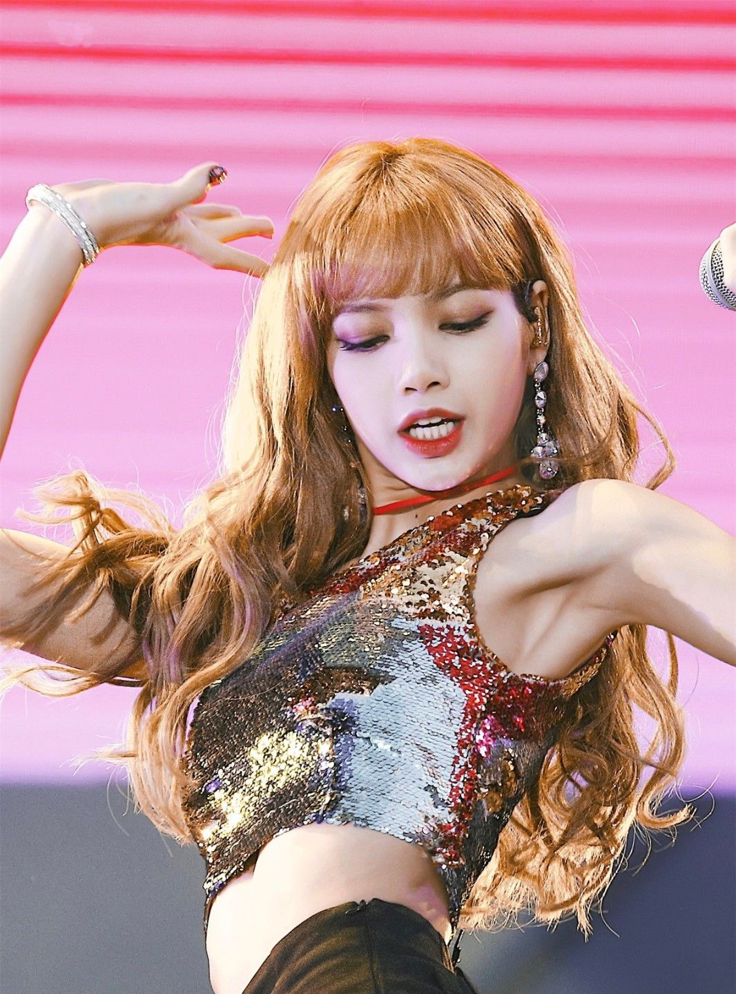 blackpink的lisa争夺"夏日女王"头衔,专辑销量能否超越同伴?