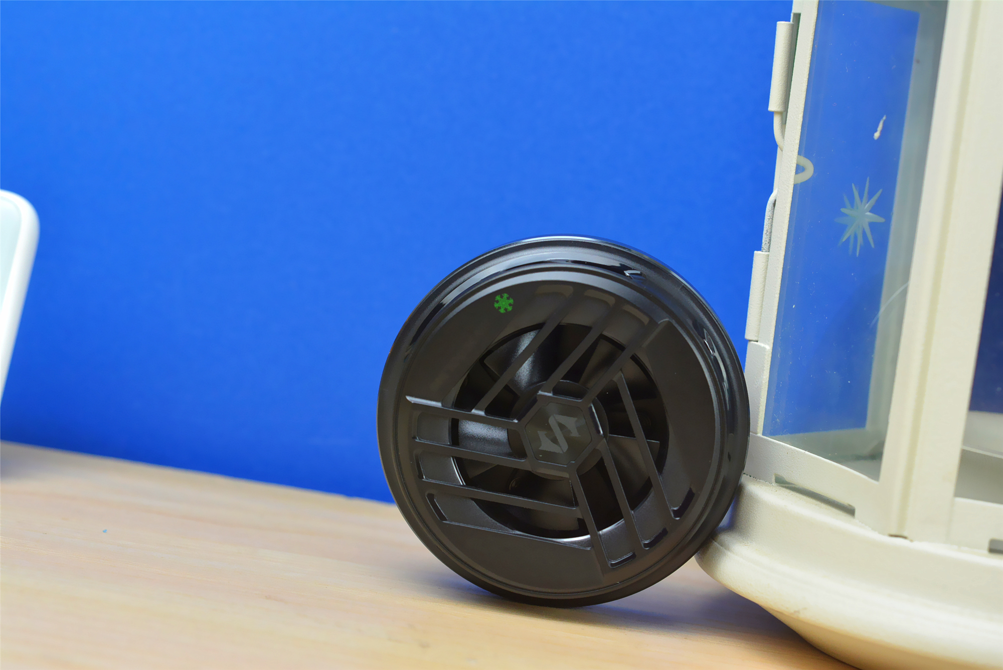 黑鲨推出磁吸式散热器半导体制冷iphone12再也不怕发热了