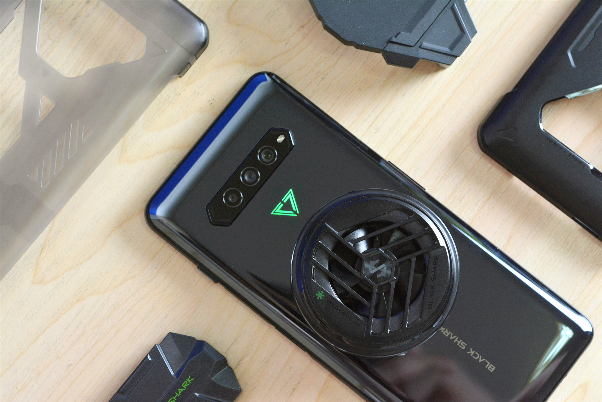 黑鲨推出磁吸式散热器半导体制冷iphone12再也不怕发热了