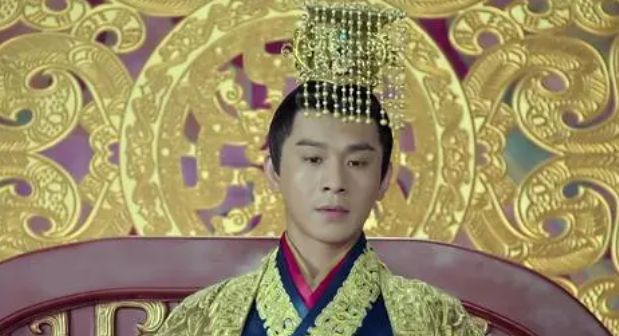 作为中国古代服饰文化的重要部分,楚国女性日常服装有哪些特征?