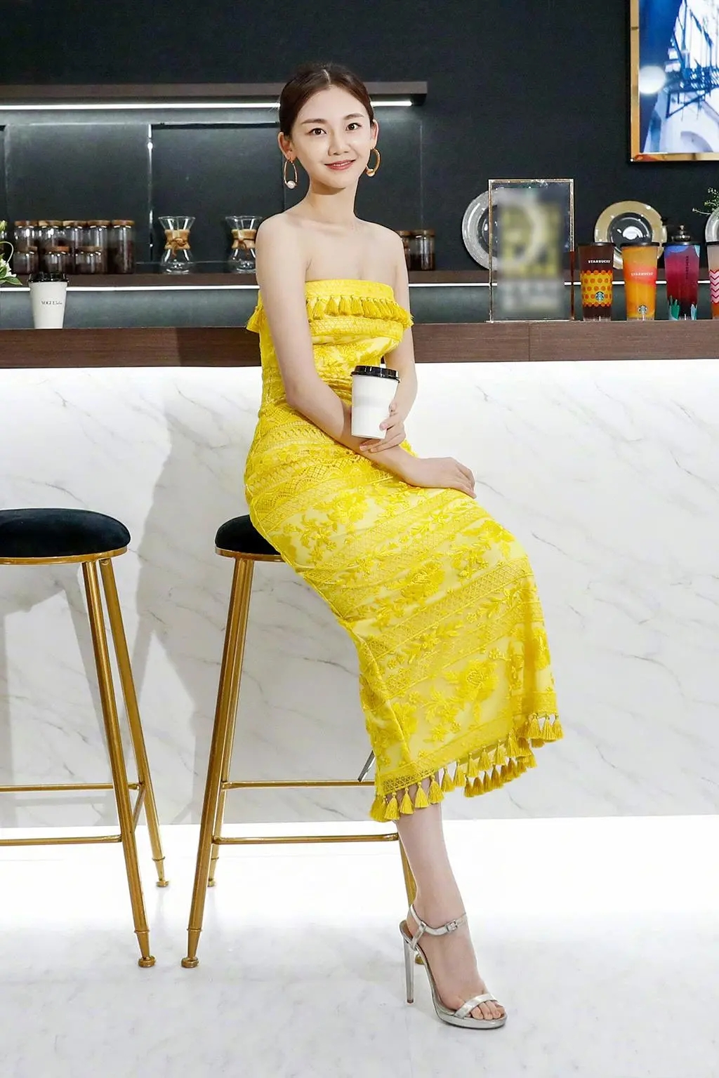 苗苗真的"挺耐看",穿白色斜肩上衣搭配黑色紧身裤,长腿真抢镜