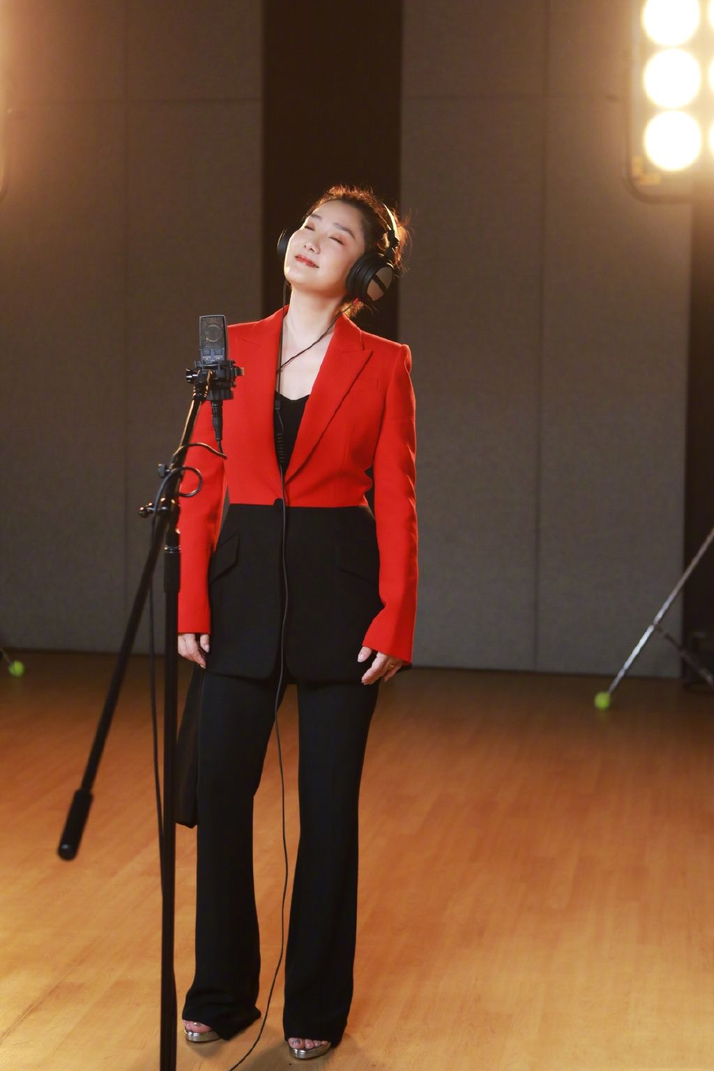 歌手也不容易玲花穿搭成熟好时髦站在玻璃栈道唱歌只为不显土