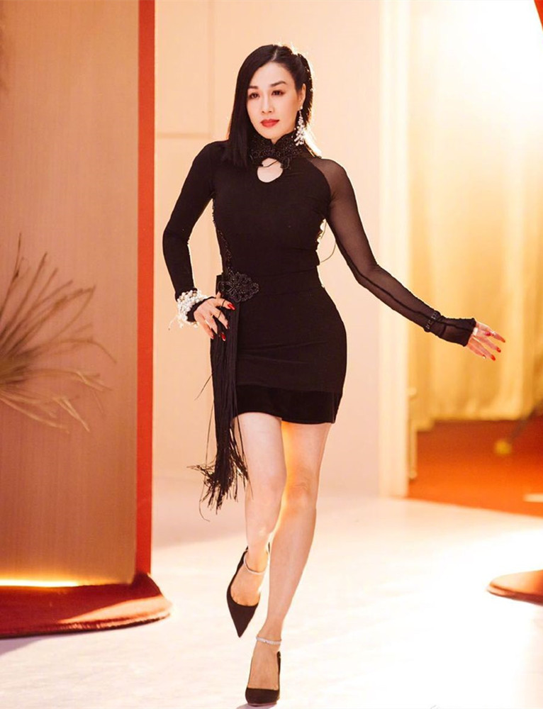 钟丽缇带俩闺女赶飞机母女仨6条大长腿很抢眼感叹基因太强大