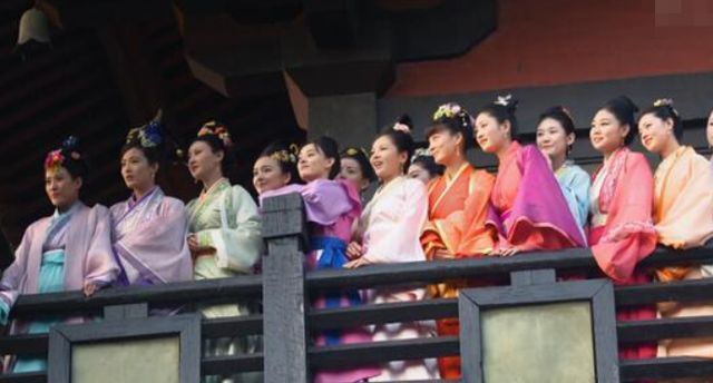 作为中国古代服饰文化的重要部分,楚国女性日常服装有哪些特征?