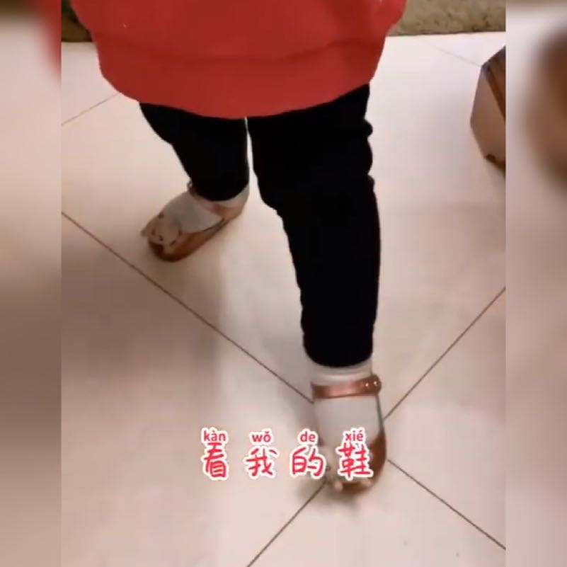 萌娃穿小鞋走红网络网友只要是喜欢的你多大鞋我多大脚
