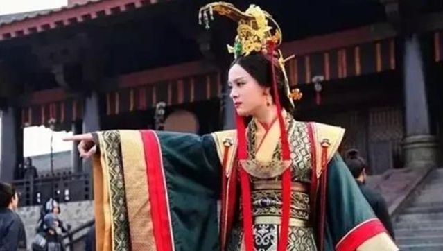 作为中国古代服饰文化的重要部分,楚国女性日常服装有哪些特征?|楚国|楚文化|服饰_新浪新闻