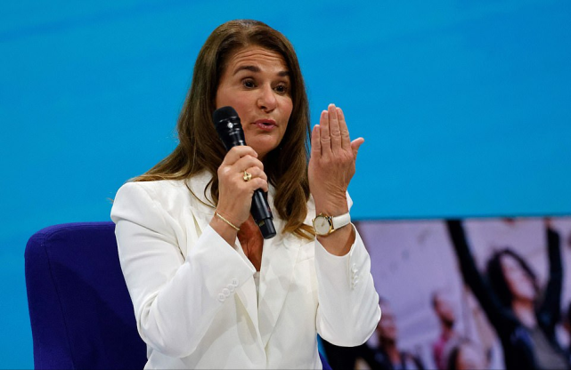 比尔盖茨首谈离婚泪洒现场梅琳达一身白西装霸总风比之前更美