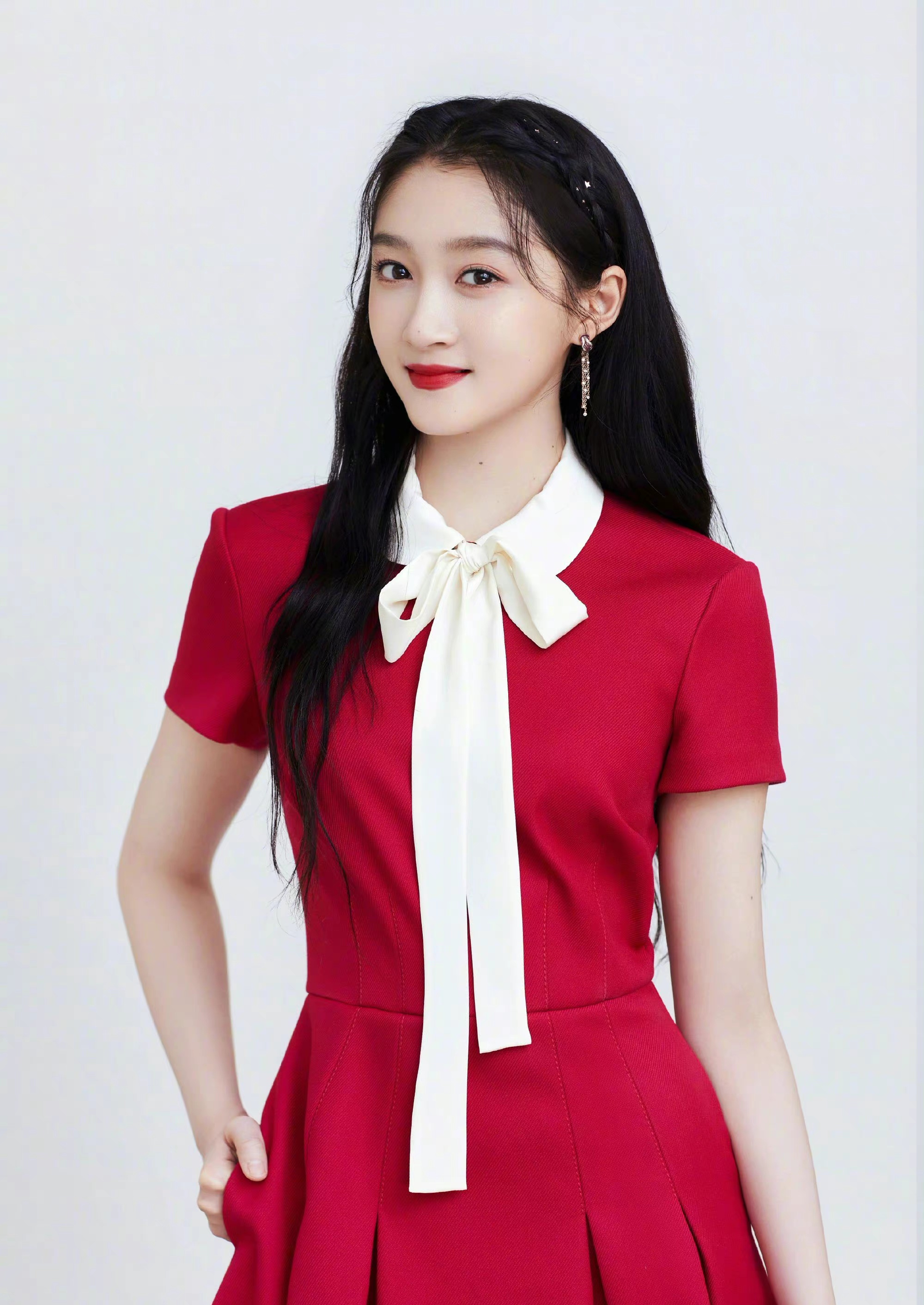 关晓彤和妈妈同框,配文称:找到我漂亮的原因,妈妈气质温柔出众