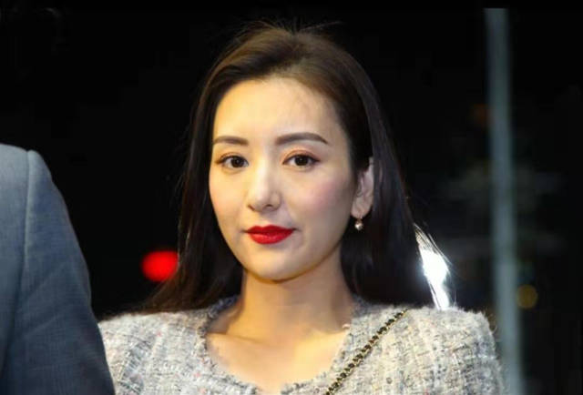 方媛带孩子坐经济舱、周润发坐地铁、星爷骑单车，不是抠门是低调休闲区蓝鸢梦想 - Www.slyday.coM