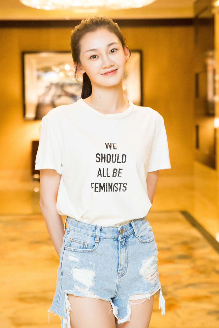 苗苗真的"挺耐看",穿白色斜肩上衣搭配黑色紧身裤,长腿真抢镜