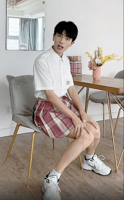 果然学长穿林晚晚jk制服裙腰细腿长比女生好看却被质疑穿假货