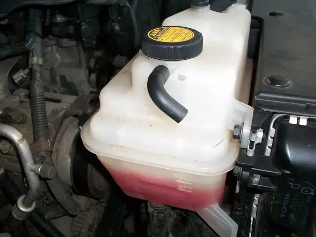 冷却液低于刻度线,需要全部换掉吗?