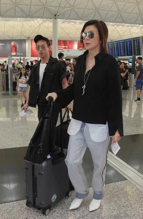 女明星年龄真难猜于明加穿拼接裙气质高级优雅完全不像38岁