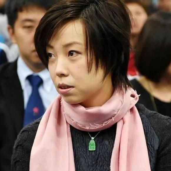 张怡宁戴翡翠佛霸气十足秒杀全场翡翠坐站佛的区别你知道吗