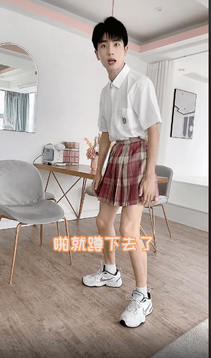 果然学长穿林晚晚jk制服裙腰细腿长比女生好看却被质疑穿假货