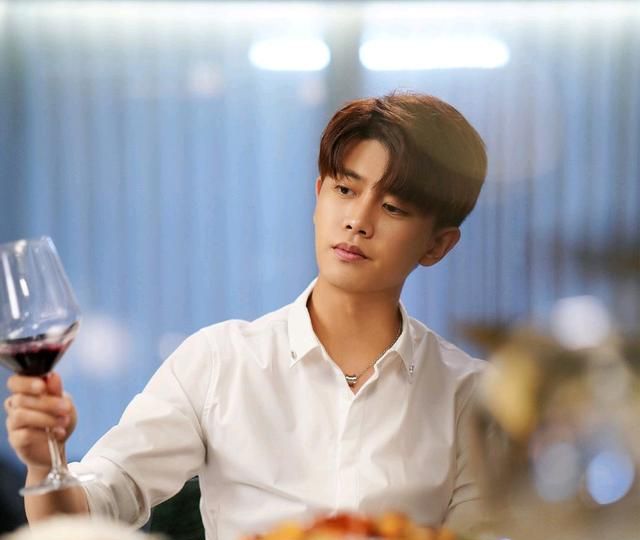 任嘉伦《不说再见》:卧底身份快被发现,抗拒未婚妻的接触