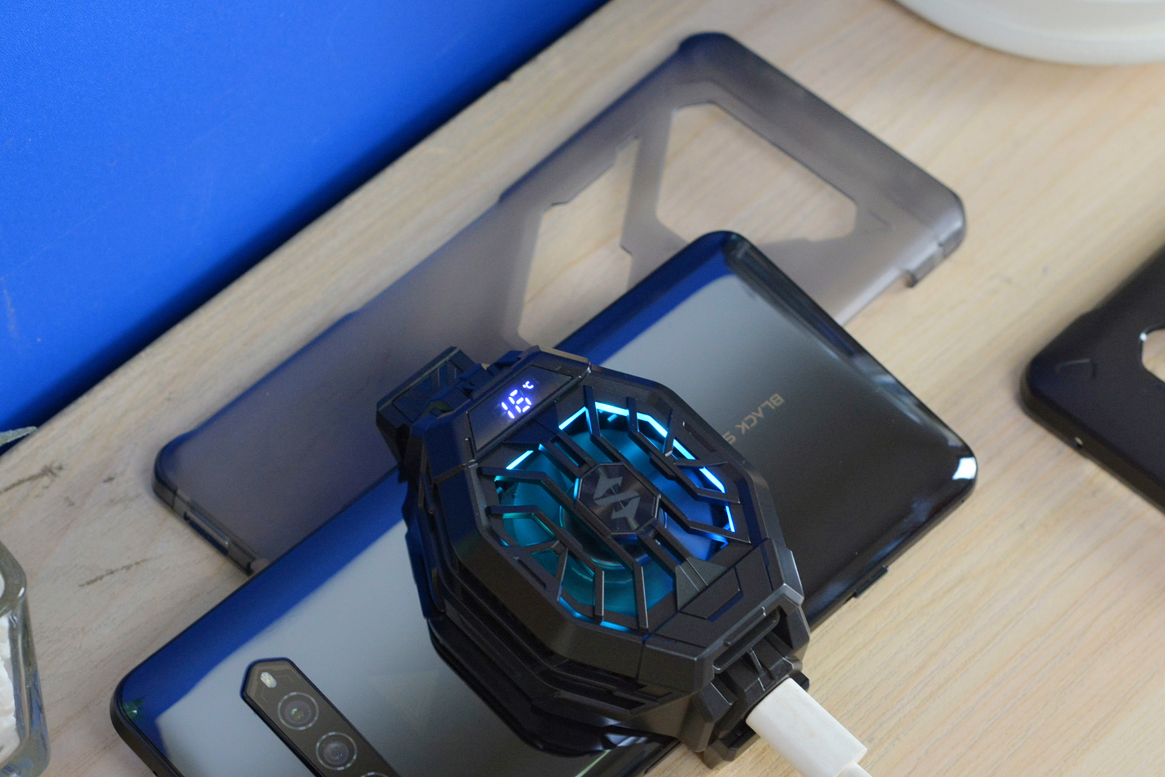 黑鲨推出磁吸式散热器半导体制冷iphone12再也不怕发热了