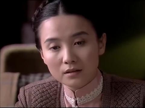 悬崖:高冷美女顾秋妍为了引人注目,边听音乐边看书,好有范儿!