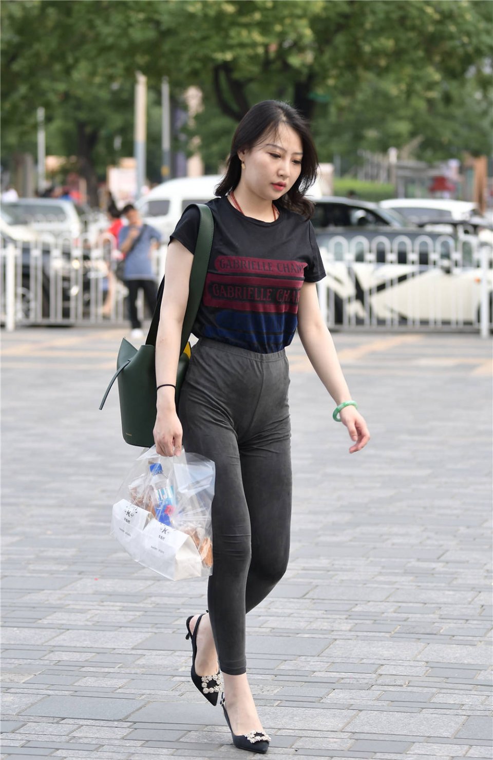 深灰色紧身裤,搭配黑色半袖,脚下的细跟凉鞋,换成单鞋更好