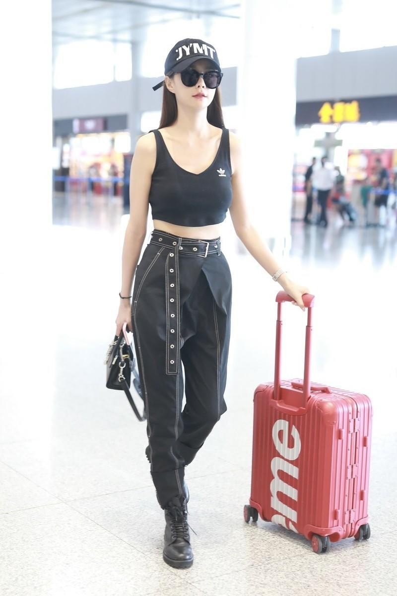 沈梦辰街拍,穿露腰装又瘦又美,真时髦