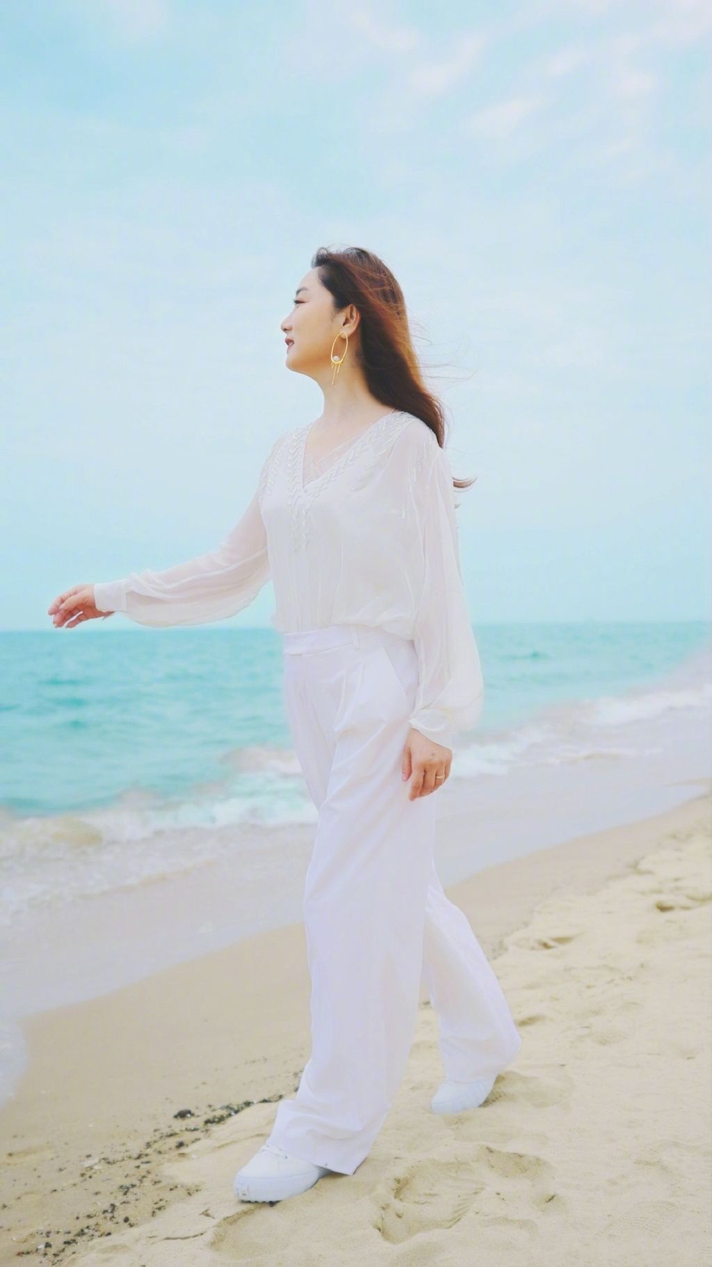 歌手也不容易玲花穿搭成熟好时髦站在玻璃栈道唱歌只为不显土