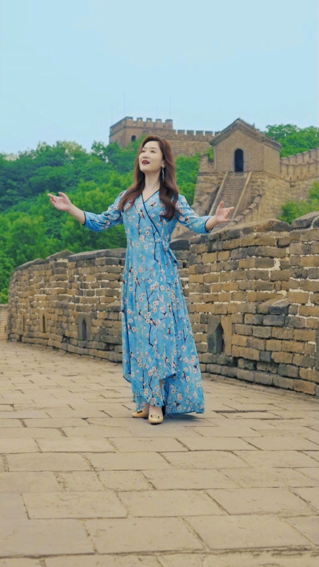 歌手也不容易玲花穿搭成熟好时髦站在玻璃栈道唱歌只为不显土