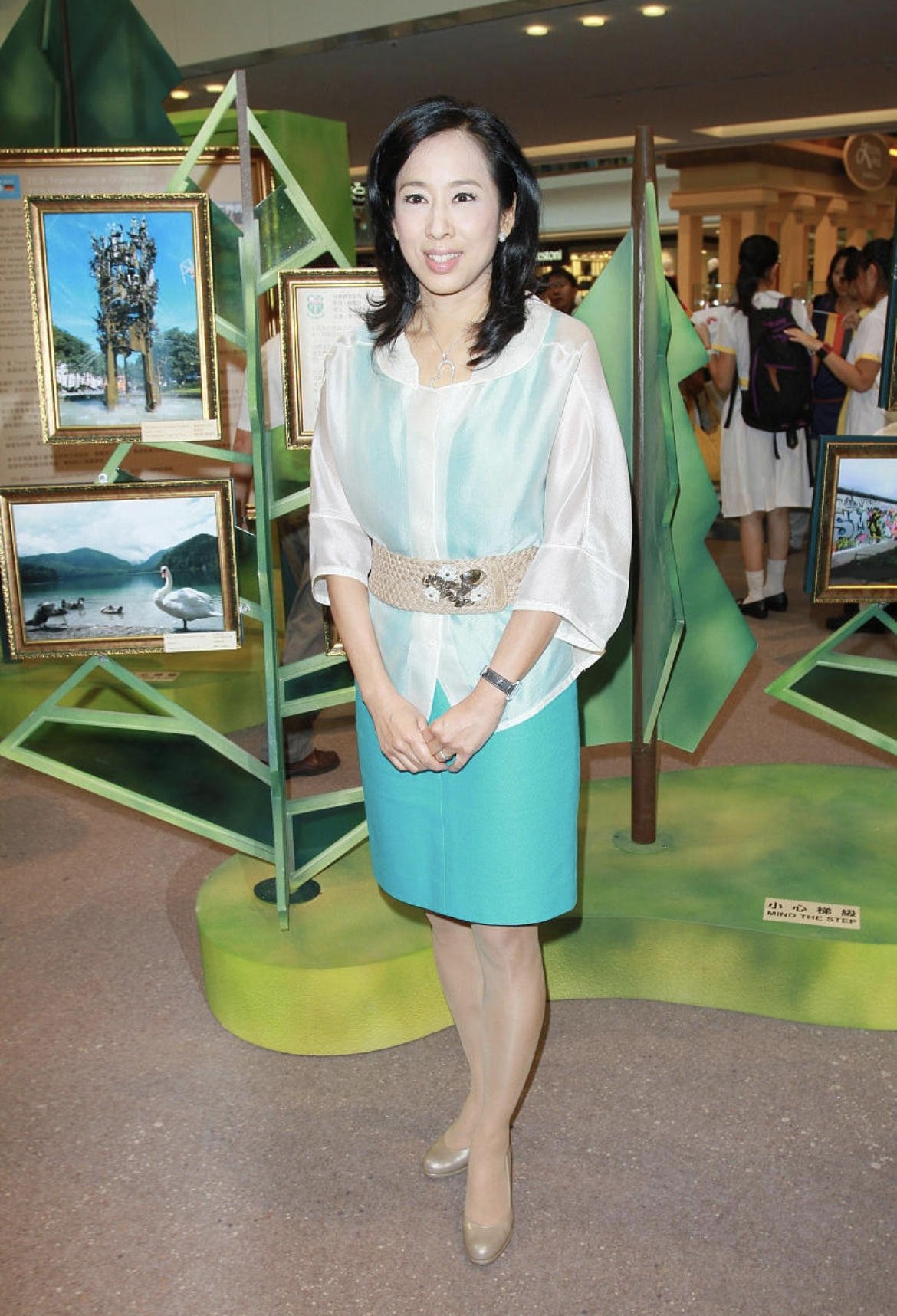 朱玲玲的穿搭法则大波浪卷发搭配无袖蕾丝裙亮相62岁依然漂亮