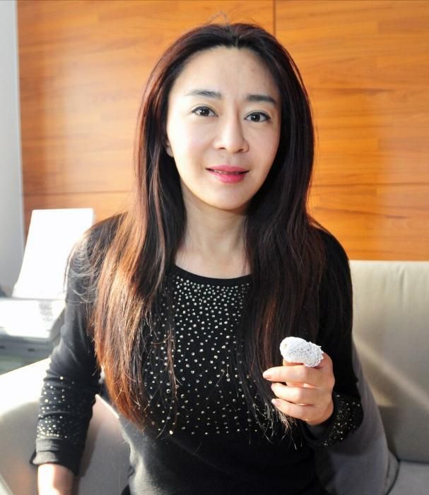 刘德华前女友穿一身红色长裙依旧甜美优雅全身散发强大魅力