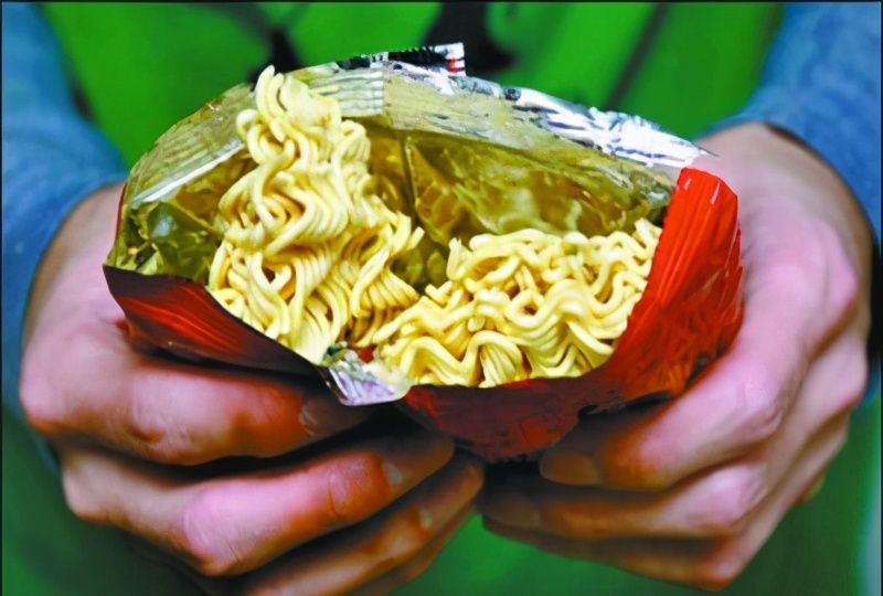 6岁男孩在超市捏碎方便面,妈妈的教育令人点赞,网友:又学一手