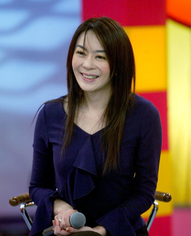 刘德华前女友穿一身红色长裙依旧甜美优雅全身散发强大魅力