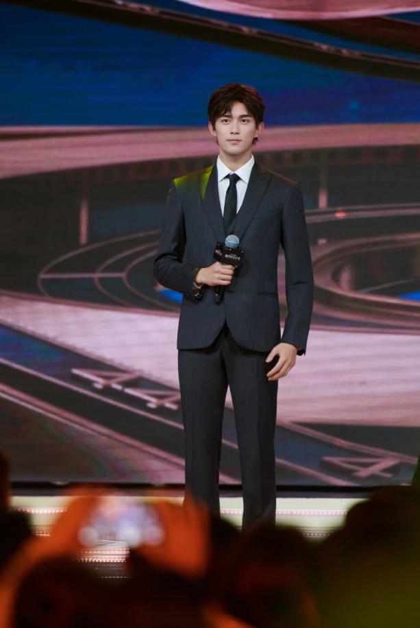 黑色西装挺拔干练若说衬衣搭配西装长裤的风格,会让吴磊看起来好像学