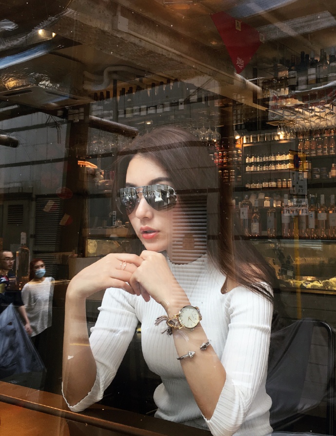 方媛坐经济舱探班,网友齐讽郭富城小气,家教严格不准女儿拜金