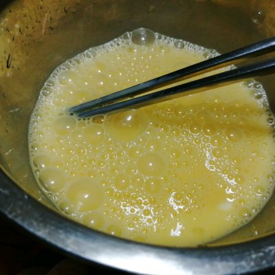 2,鸡蛋打入碗内加入沙拉酱