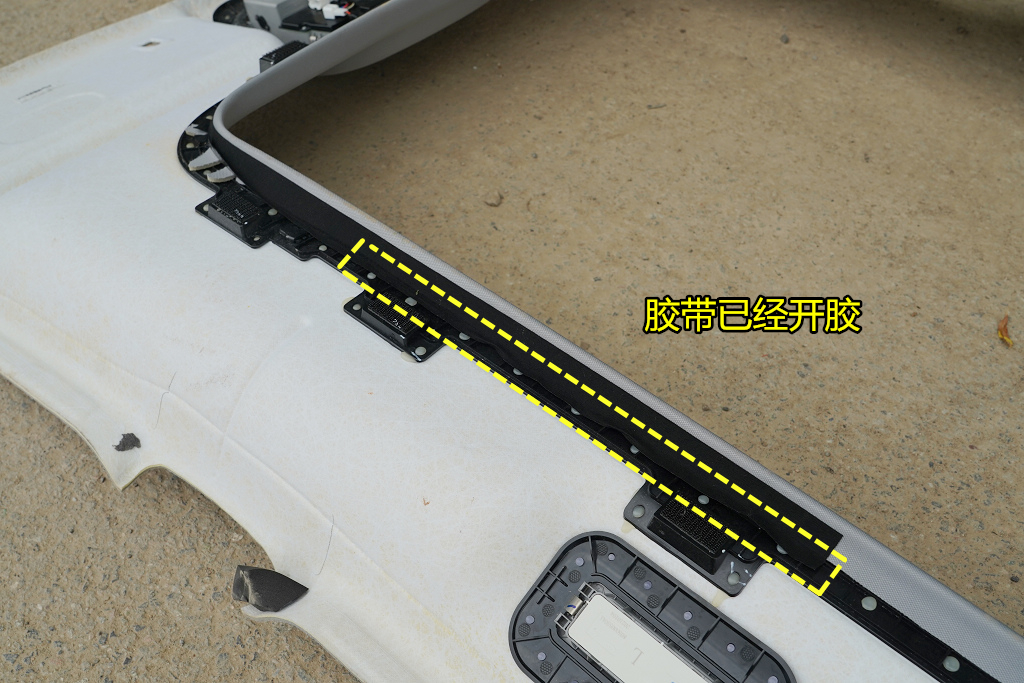 魔术贴的贴合力还算不错,但背胶的粘性却很差,取下顶棚后,已经有个别