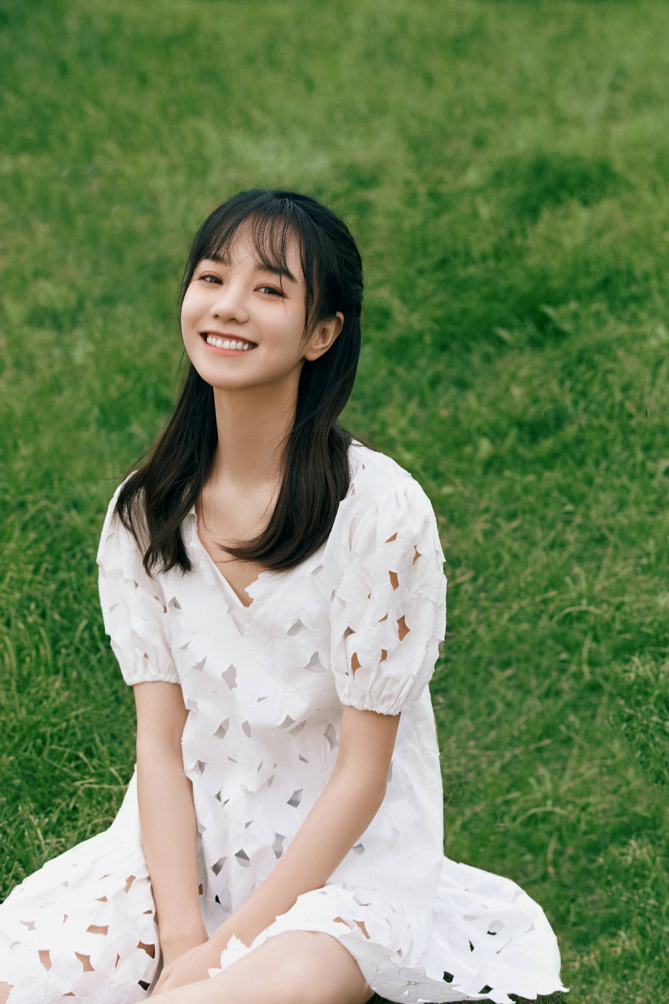 胡意旋夏日镂空裙大片释出 清爽质感彰显初恋感