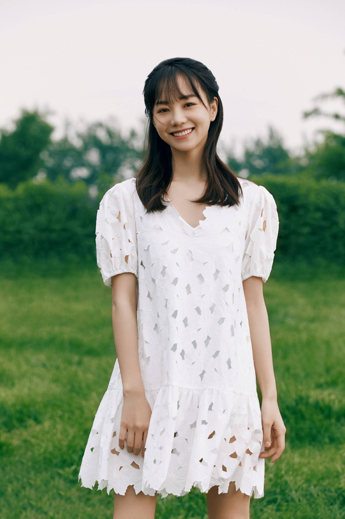 胡意旋夏日镂空裙大片释出 清爽质感彰显初恋感
